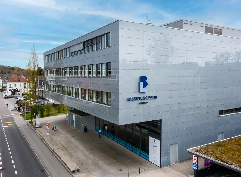 Gebäude mit Haupteingang an der Waldeggstrasse