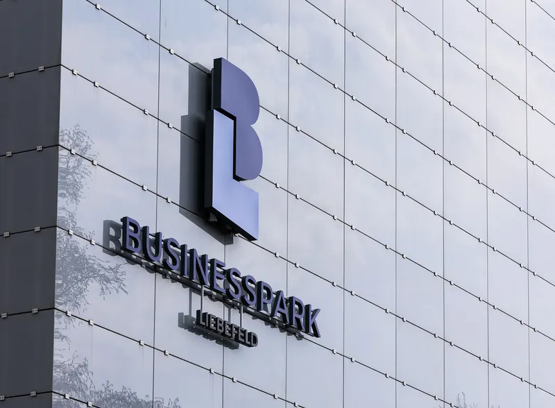 Glas- und Metallfassade mit dem Schriftzug BusinessPark Liebefeld