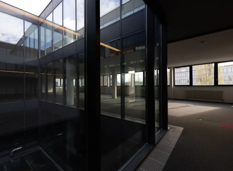 Bürofläche hinter einer raumhohen Glasfront