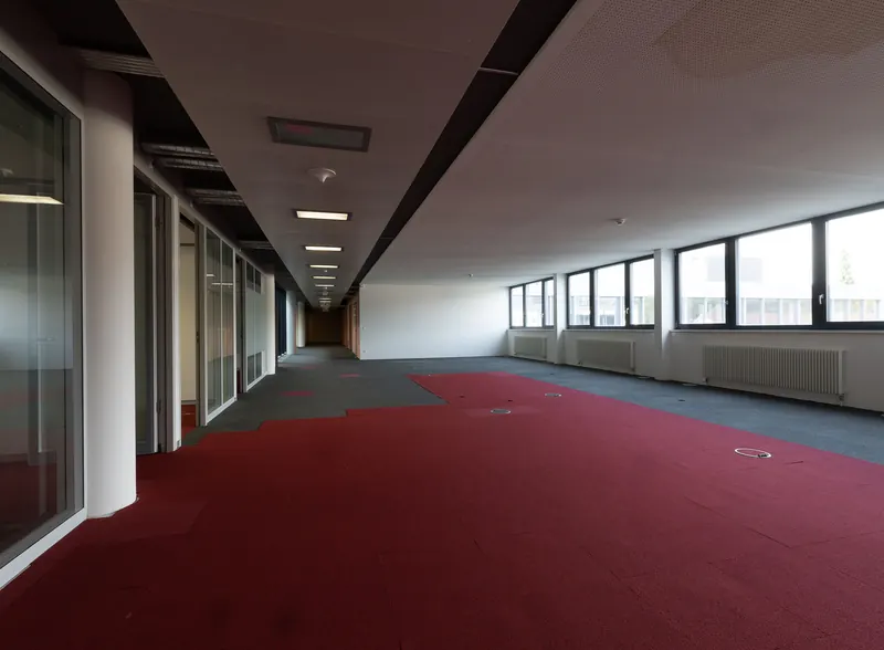 Offene Bürofläche mit Teppich im Obergeschoss